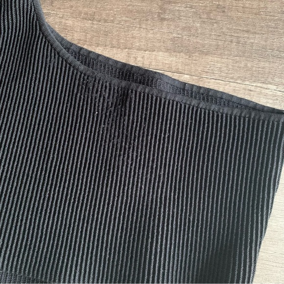 Aritzia Babaton Sculpt Knit One-Shoulder Cropped Tank size L - Picture 6 of 6